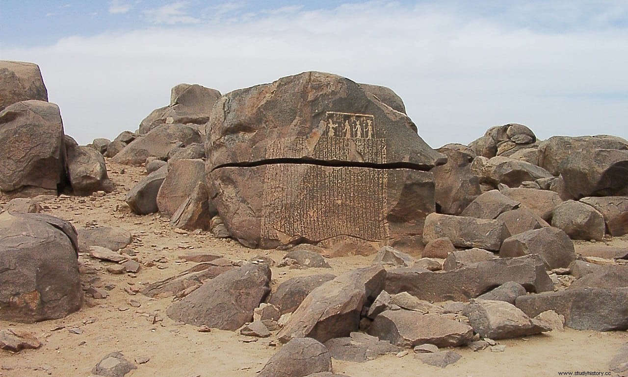 기원전 2세기에 작성된 논란의 여지가 있는 비문인 기근비(Famine Stele). 2000년 전의 사건을 이야기하는 책 