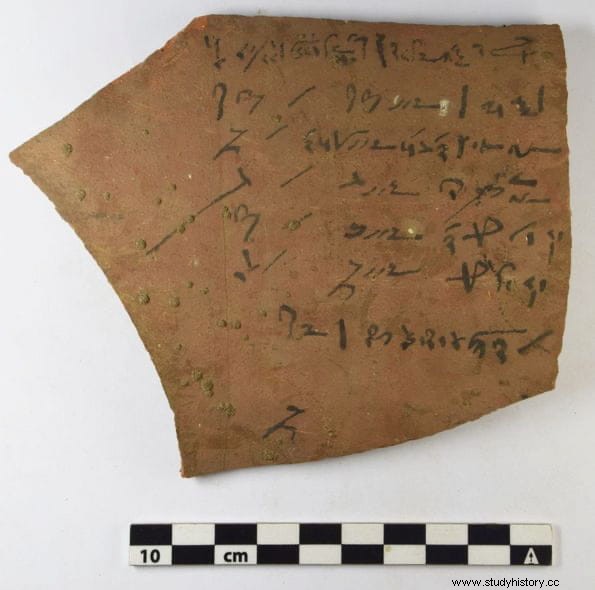 Miles de ostraci encontrados en Athribis que documentan la vida en el antiguo Egipto incluyen líneas y dibujos de escolares 