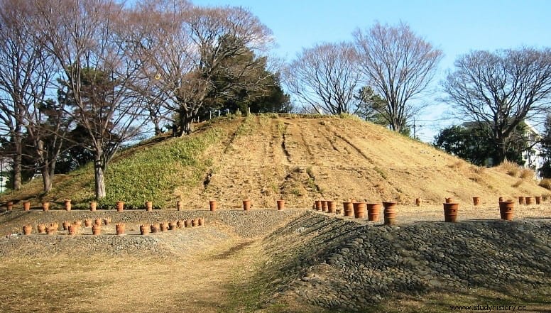 日の出の弧に面した日本の巨石古墳「小舟」 