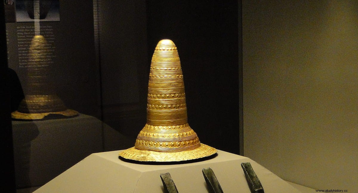 Los cuatro sombreros dorados de la Edad del Bronce 