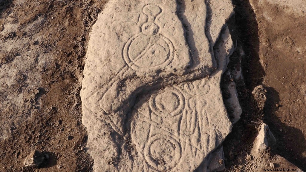 Encuentran una piedra rara con un símbolo picto cerca del lugar de una famosa batalla en Escocia 