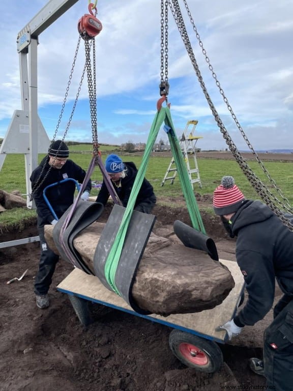 Encuentran una piedra rara con un símbolo picto cerca del lugar de una famosa batalla en Escocia 