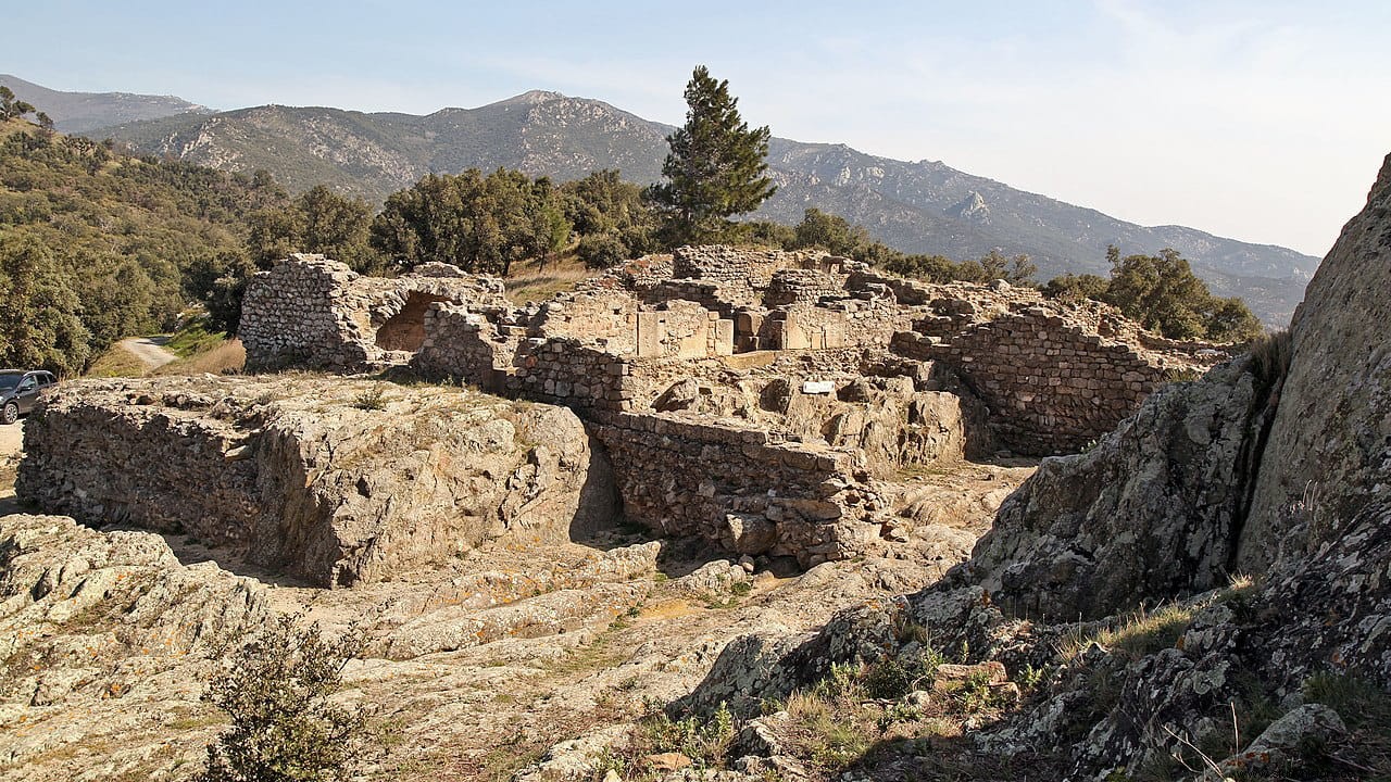 Trofeo de Pompeyo que marca el cruce de la Vía Augusta y la Vía Domitia en los Pirineos 