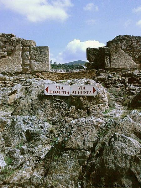 Trofeo de Pompeyo que marca el cruce de la Vía Augusta y la Vía Domitia en los Pirineos 