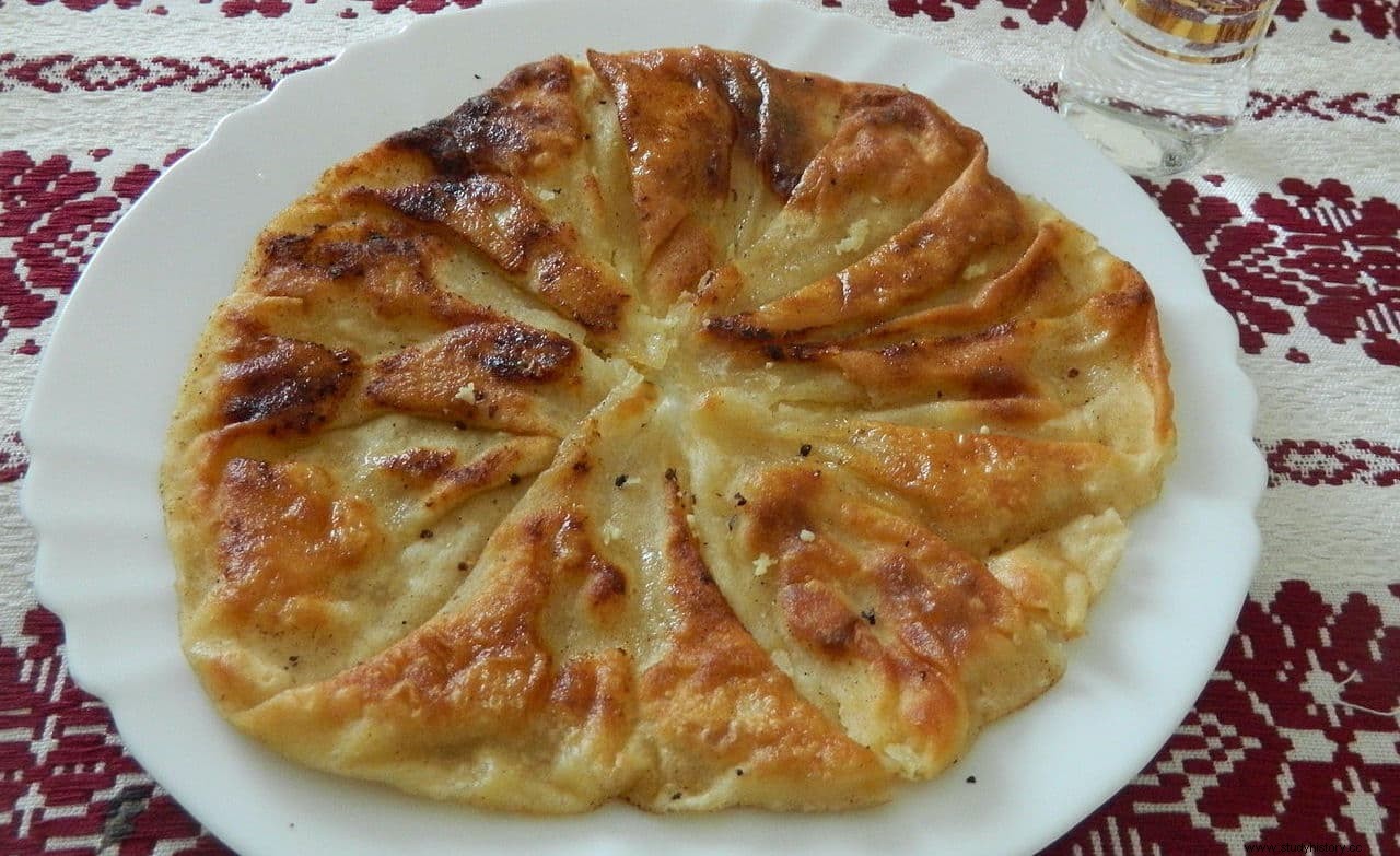 El texto en prosa latina más antiguo que se conserva es un manual de agricultura y recetas, incluido el pastel de placenta. 