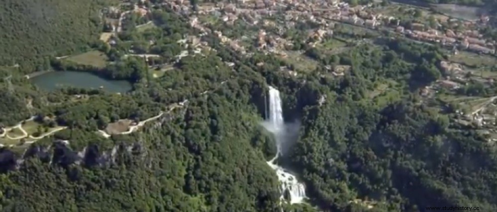 Marmore, la cascada artificial más alta del mundo, creada por los romanos en el año 271 a.C. 