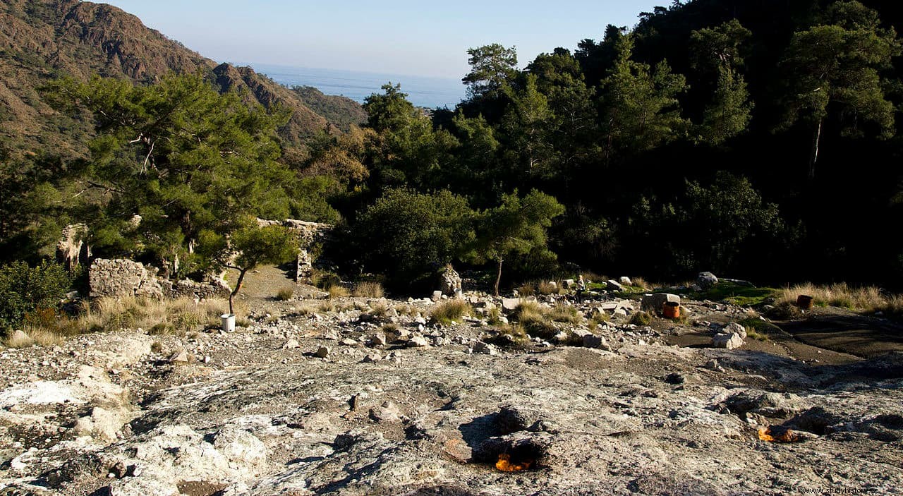 キメラ山の岩は何千年もの間燃え続け、同じ名前の神話上の怪物を生み出しました。 