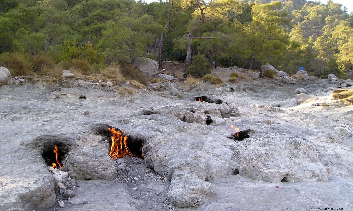 キメラ山の岩は何千年もの間燃え続け、同じ名前の神話上の怪物を生み出しました。 