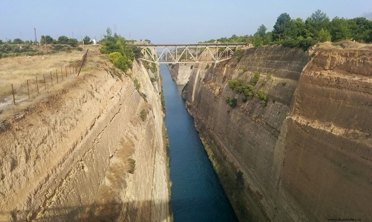 Los ingenieros que desaconsejaron la apertura del Canal de Corinto en el año 304 a.C., debido a la diferencia de altura del mar, no estaban del todo equivocados 