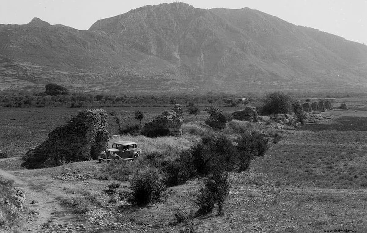 西暦 115 年のアンティオキア地震の際、トラヤヌス帝とハドリアヌス帝が窓から飛び降りなければならなかったときのことです。 