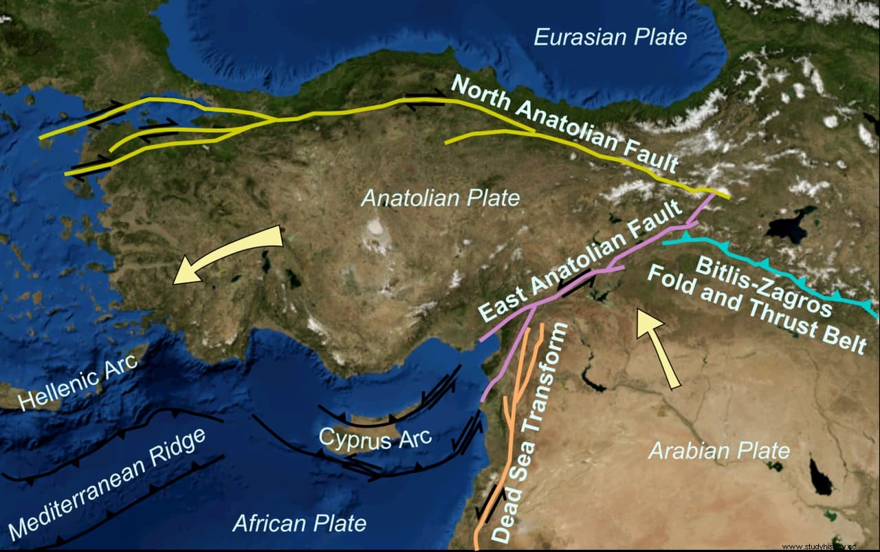 西暦 115 年のアンティオキア地震の際、トラヤヌス帝とハドリアヌス帝が窓から飛び降りなければならなかったときのことです。 