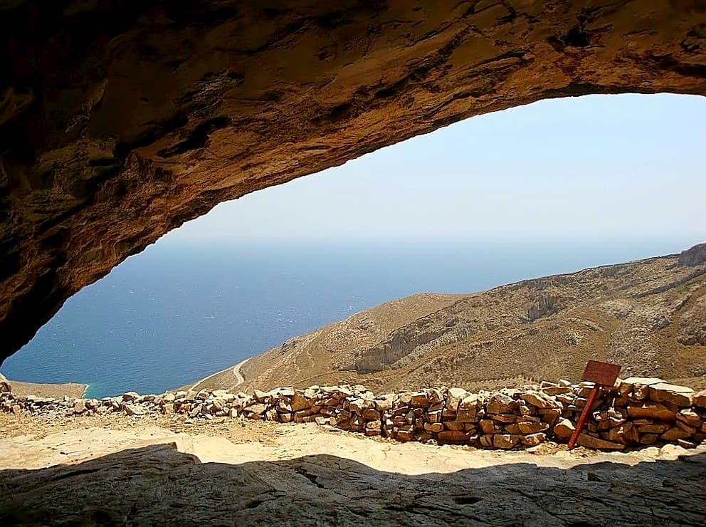 Ferecides de Siros, el primer griego que escribió en prosa y le hizo el dedo a Pitágoras 