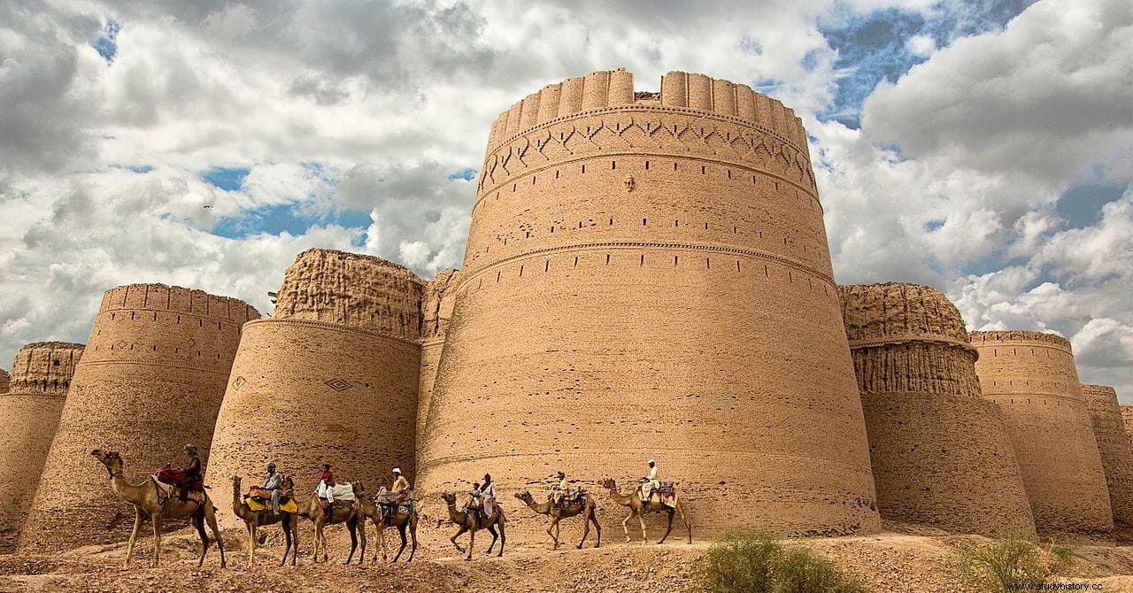 Fort Derawar, la imponente fortaleza en medio del desierto paquistaní 