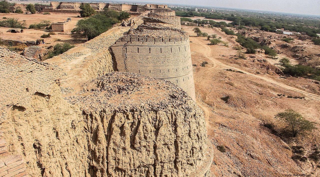 Fort Derawar, la imponente fortaleza en medio del desierto paquistaní 