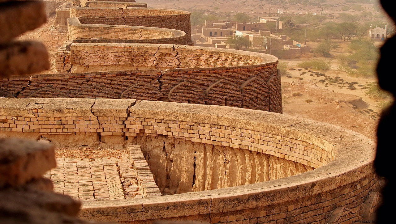 Fort Derawar, la imponente fortaleza en medio del desierto paquistaní 