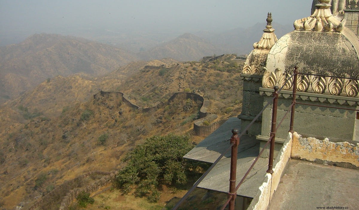 El fuerte medieval de Kumbhalgarh en la India, la segunda muralla más grande del mundo 