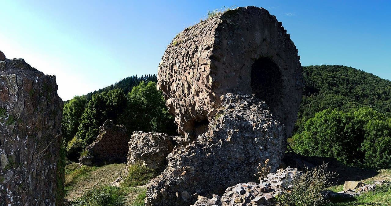 魔女の目、アルザス地方の中世の城の壮大な遺跡 