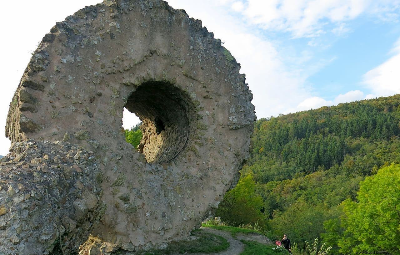 魔女の目、アルザス地方の中世の城の壮大な遺跡 