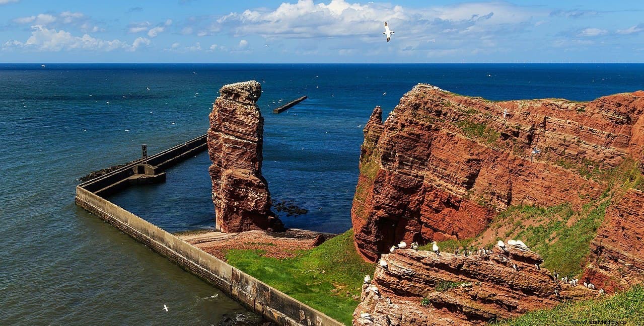 제2차 세계대전 당시 최초로 연합군의 폭탄을 받은 섬, 헬리고란트(Heligoland) 