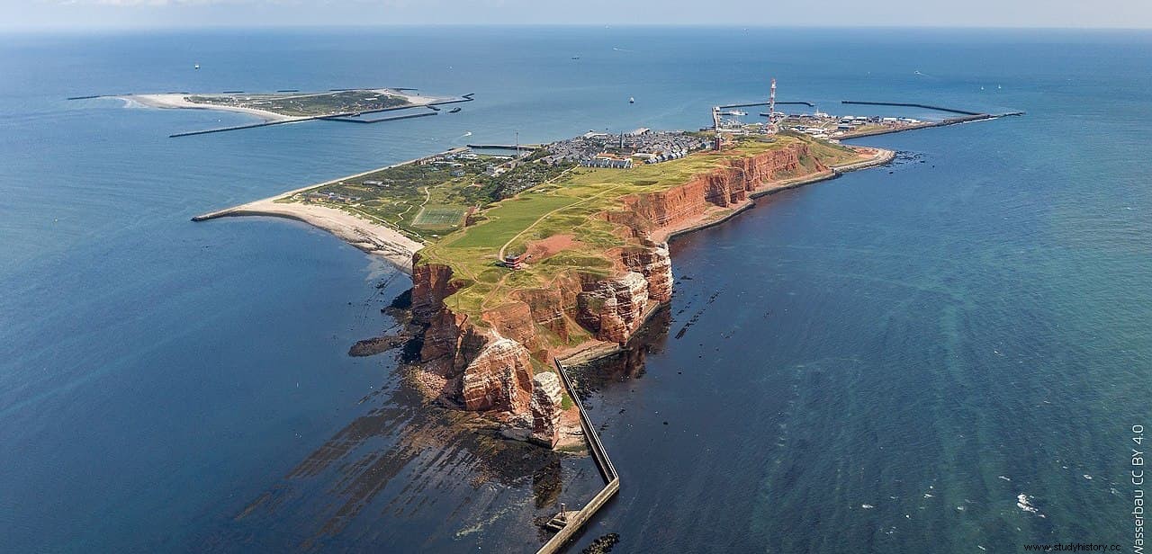 제2차 세계대전 당시 최초로 연합군의 폭탄을 받은 섬, 헬리고란트(Heligoland) 