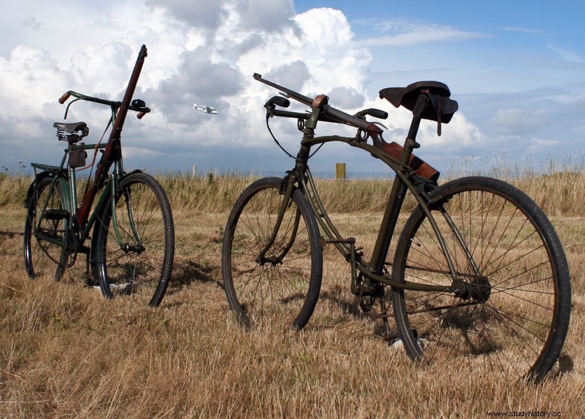 Los soldados británicos que se lanzaron en paracaídas con bicicletas el día D 