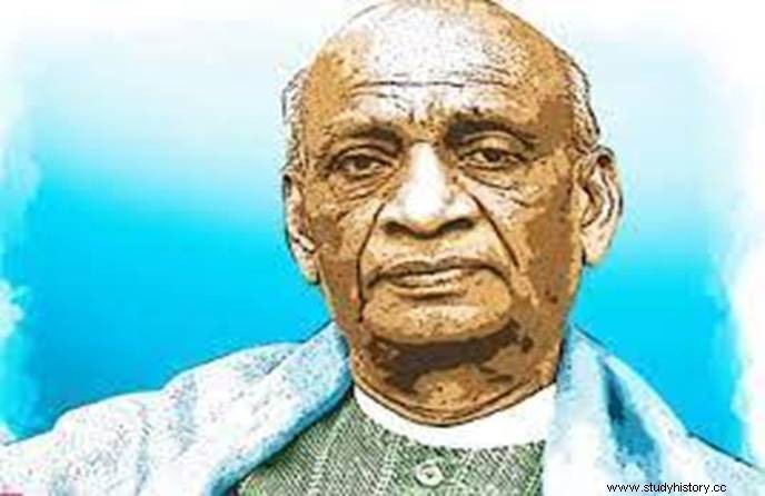 53. 사르다르 파텔(Sardar Patel)은 영국 국장의 리셉션에 참석하기를 거부했습니다. 