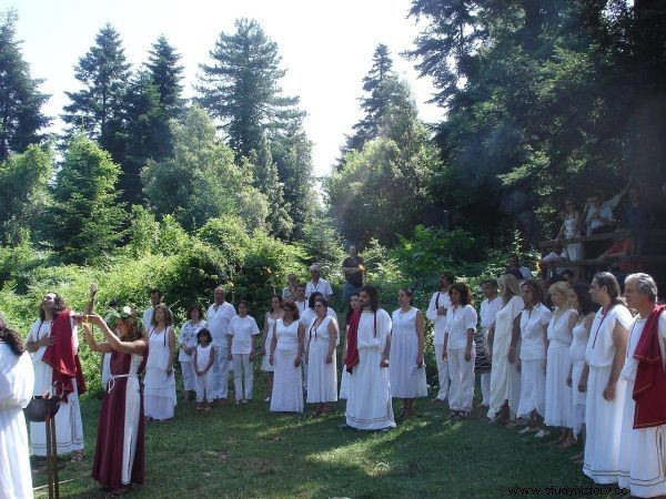 Los últimos paganos de Europa. En esta tierra los seguidores de los cultos tradicionales han sobrevivido durante milenios hasta nuestros días. 