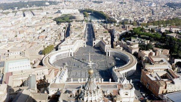 Antes de que se construyeran los muros del Vaticano, aquí había un antiguo templo de la diosa sangrienta... 