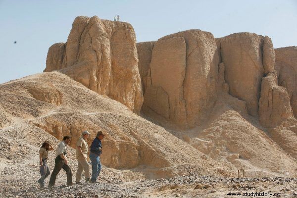 ¿Edificios construidos por extraterrestres o la evolución arquitectónica y el arduo trabajo de las manos humanas? 