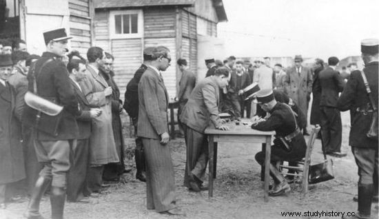 ¿Quién persiguió a los judíos de la Francia de Vichy? ¿Los alemanes o los franceses? 