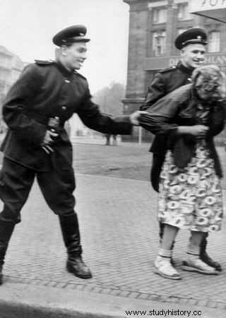 ¡Soldados del Ejército Rojo! ¡Las mujeres alemanas son tuyas! Violaciones soviéticas en Prusia y Berlín 