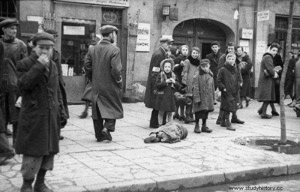 ¿Un lugar de fiestas y entretenimiento para los judíos más ricos? Así describieron los alemanes la vida en el gueto de Varsovia 