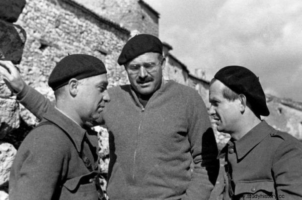 Un anciano y… Stalin. ¿Sabías que el famoso Hemingway era agente del NKVD? 