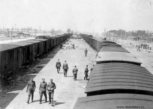 “¿Qué se suponía que debía hacer cuando la gente llegara a la rampa? Estaban enfermos, medio muertos.   Mengele afirmó su inocencia hasta el final de su vida. 