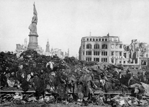 Masacre de civiles alemanes por parte de los aliados. Redadas de alfombras en Dresde, 13 al 15 de febrero de 1945 