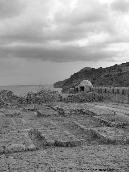 Se suponía que Spinalonga era un refugio para leprosos, pero resultó ser un infierno en la tierra. 