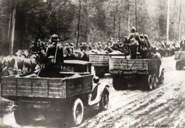 1939 年 9 月、グロドノでのソ連戦車の捜索 