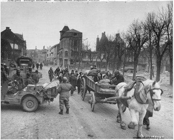 Кровавые бои, преступления нацистов и месть американцев. Арденны 1944 года в фотографиях 