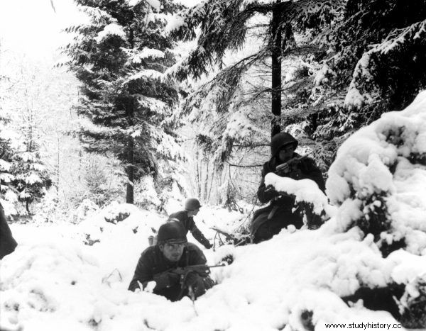 Кровавые бои, преступления нацистов и месть американцев. Арденны 1944 года в фотографиях 