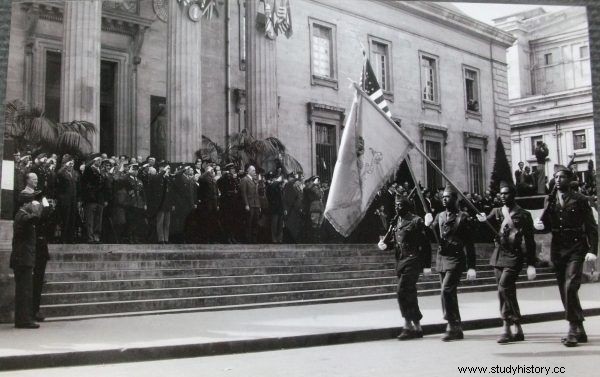 これが第二次世界大戦の終結に対する人々の反応です。世界中の写真を比較します 