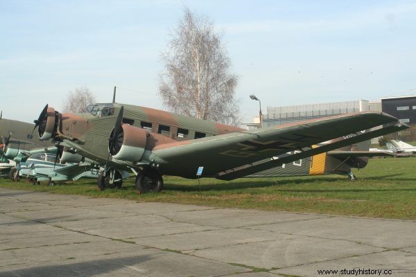 燃え上がるユンカース。ドイツ空軍との戦いにおける国内軍 