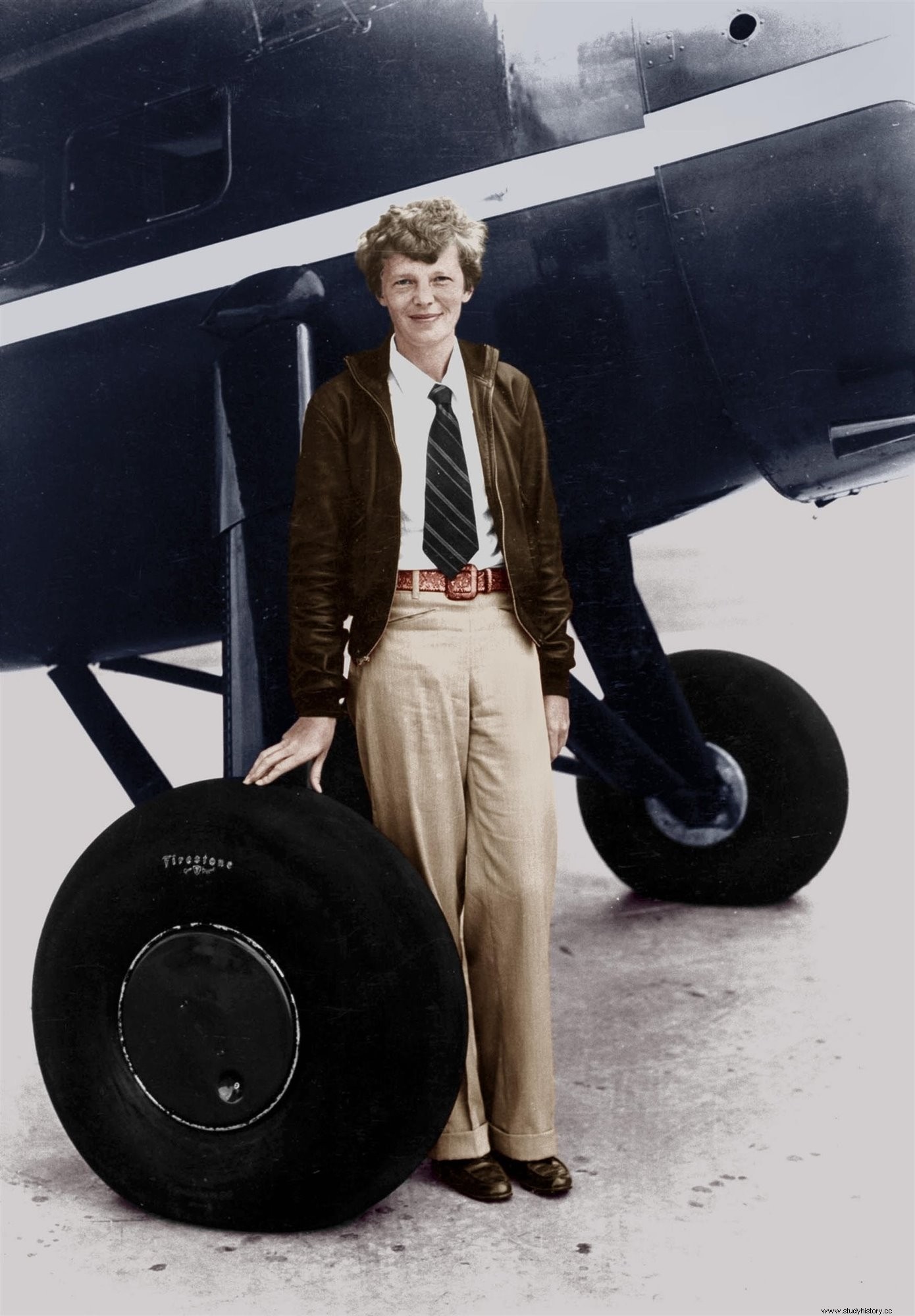 아멜리아 에어하트(Amelia Earhart)의 이야기와 그녀의 실종에 관한 이론 