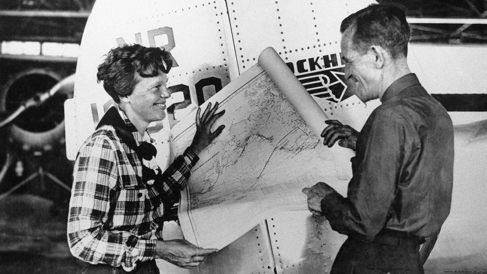 아멜리아 에어하트(Amelia Earhart)의 이야기와 그녀의 실종에 관한 이론 