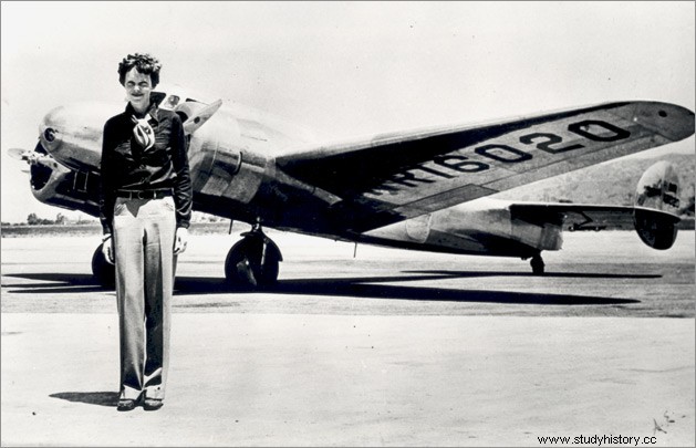 아멜리아 에어하트(Amelia Earhart)의 이야기와 그녀의 실종에 관한 이론 