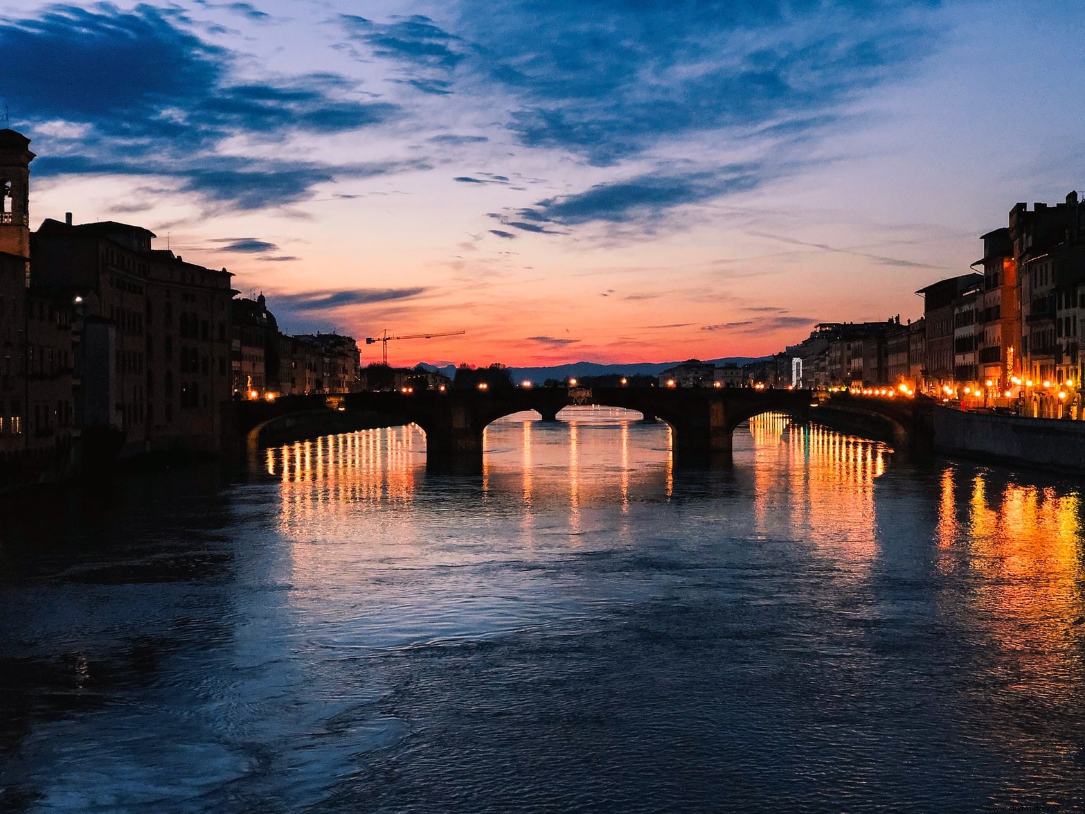 La historia del Ponte Vecchio:el centro dorado de Italia en Florencia 