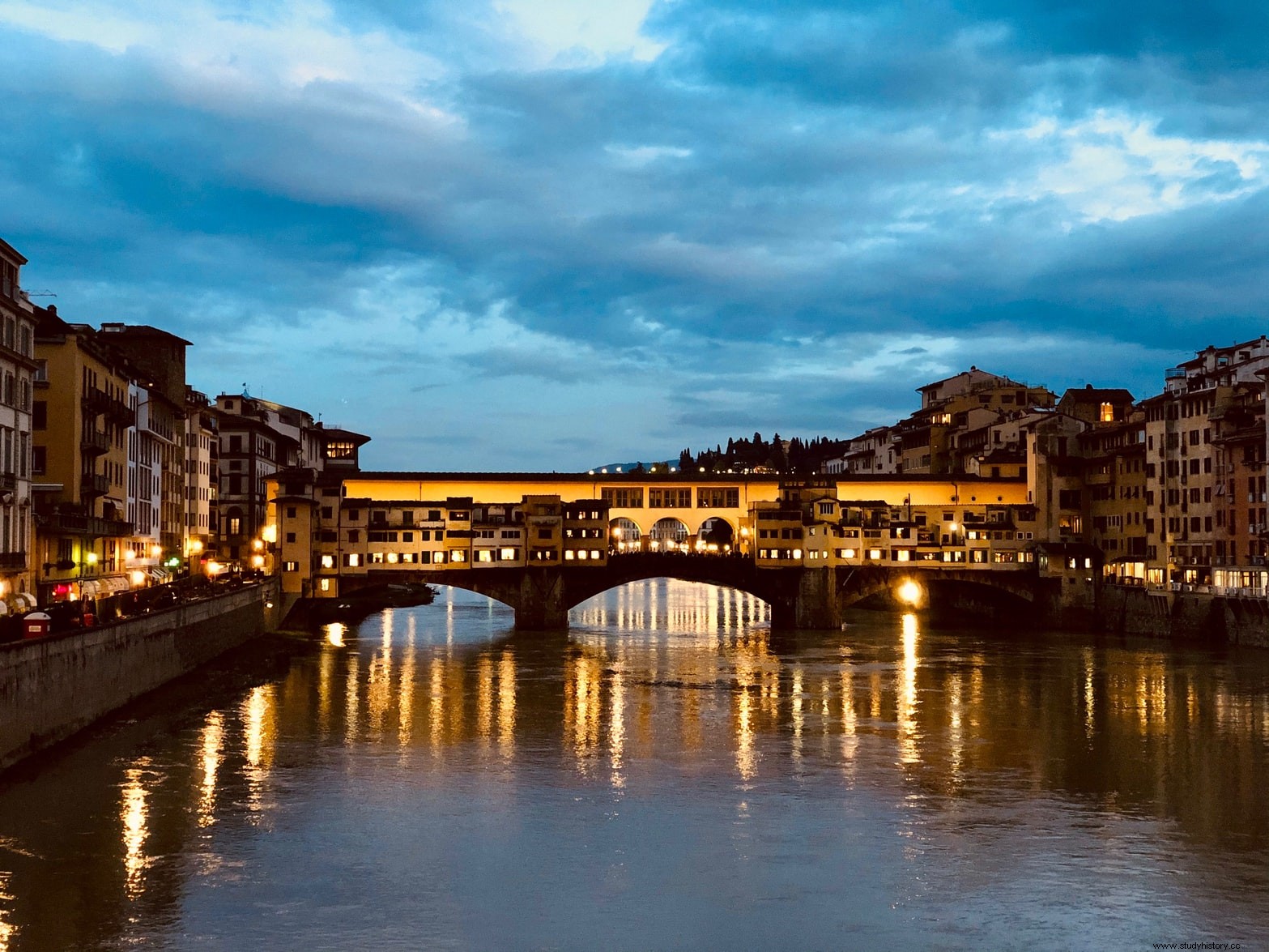 La historia del Ponte Vecchio:el centro dorado de Italia en Florencia 