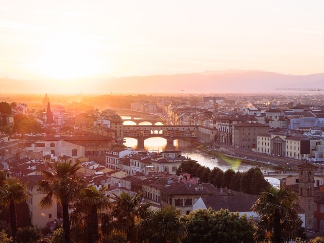 La historia del Ponte Vecchio:el centro dorado de Italia en Florencia 