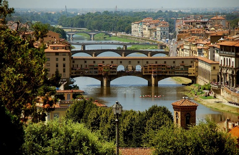 La historia del Ponte Vecchio:el centro dorado de Italia en Florencia 