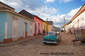 Historia del controvertido régimen comunista de Cuba y sus influencias sociopolíticas 