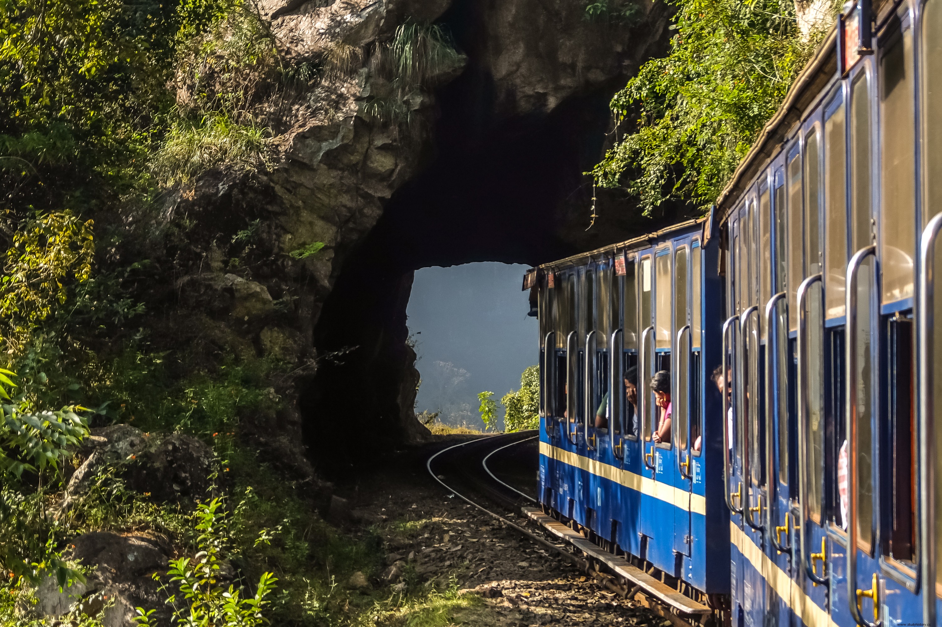 インドの鉄道の歴史:英国の遺産、まだ走り続けています! 